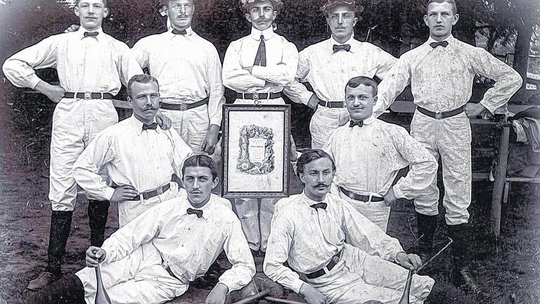 Kopf hoch, Brust raus: Die Preisriege des TV Gerolzhofen stellte sich im Jahr 1907 dem Fotografen Kaspar Schellhorn und seiner Kamera.
