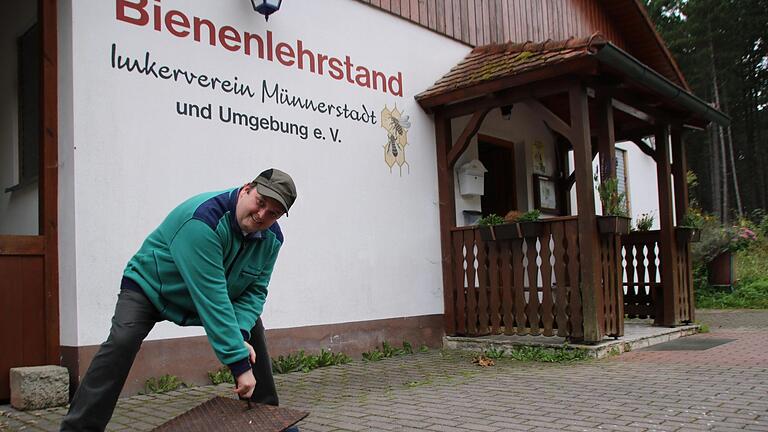 Dieter Schölzke zeigt, wohin die Abwässer des Münnerstädter Bienenlehrstands fließen. Auf dem Grundstück gibt es eine KlärgrubeHeike Beudert       -  Dieter Schölzke zeigt, wohin die Abwässer des Münnerstädter Bienenlehrstands fließen. Auf dem Grundstück gibt es eine KlärgrubeHeike Beudert