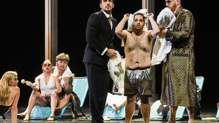 Kalchas (Igor Tsarkov, vorne links) und Agamemnon (Daniel Fiolka) nehmen Menelaus (Mathew Habib in die Zange.