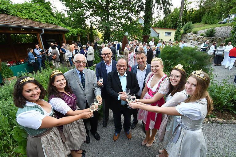 Gekrönte Häupter umrahmen die Ehrengäste beim Premierenempfang, von links: die Weinprinzessinnen aus Würzburg-Heidingsfeld und Tauberrettersheim, Anni Dietz und Mareike Fries, Ex-Regierungspräsident Paul Beinhofer, Ehrenbürger und Festspiel-Gründer Günter Rudolf, Bürgermeister Martin Umscheid, Intendant Lars Wernecke sowie die Weinprinzessinnen aus Röttingen, Frickenhausen und Randersacker, Anna Leschert-Fug, Lisa Lehritter und Madeleine Füßl.