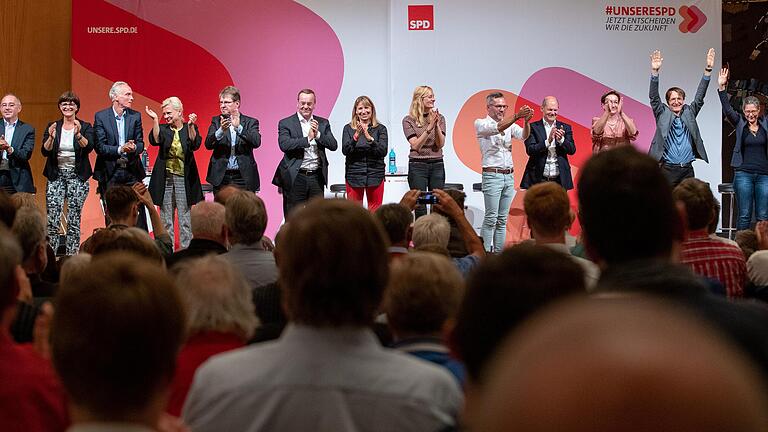 Die Kandidaten für den SPD-Parteivorsitz beim Auftritt in Nürnberg (von links): Norbert Walter-Borjans, Saskia Esken, Dierk Hirschel, Hilde Mattheis, Ralf Stegner, Boris Pistorius, Petra Köpping, Christina Kampmann, Michael Roth, Olaf Scholz, Klara Geywitz, Karl Lauterbach und Nina Scheer. Gesine Schwan und Karl-Heinz Brunner waren beim Fototermin bereits auf dem Weg zum Zug.