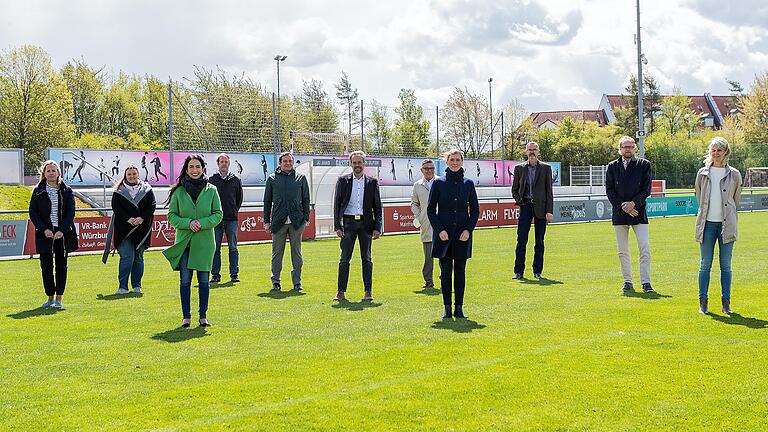 Vorstellung des bayernweit einzigartigen Projekts eines offenen Ganztagsangebot mit Schwerpunkt Sport am Heuchelhof, unterstützt durch ein breites Netwerzk aus Politik, Bildung Wirtschaft: Anja Frühwirth (Grundschule Heuchelhof), Carolin Pecher (EAL), Dr. Hülya Düber, Swen Dankesreiter (EAL), Rudolf Singer (Singer + Werner), Johannes Angenvoort (Garmin), René Werner (Singer + Werner), Bürgermeisterin Judith Jörg, Heinz Reinders (SC Würzburg Heuchelhof), Jens Röder (Sportamt Würzburg), Gudrun Reinders (FC Würzburger Kickers Frauen).