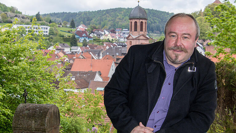 Bürgermeister Sven Nickel arbeitet gerade viele Altthemen ab und will sich in den kommenden Jahren gemeinsam mit dem Stadtrat um die Stadtentwicklung kümmern. Jüngstes Projekt ist die anstehende Sanierung der Grundschule links im Bildhintergrund.