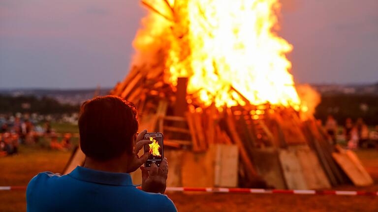 Ob die Sonnwend- und Johannisfeuer in Unterfranken so gemütlich werden wie auf dem Archivbild, oder doch eher nass, bleibt abzuwarten.