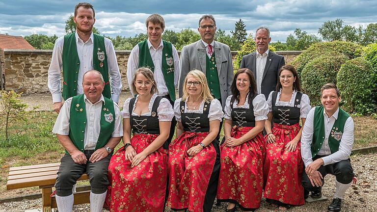 Neun Musikerinnen und Musiker wurden für ihr langjähriges Engagement in der Blaskapelle Stadelschwarzach ausgezeichnet (von links): hinten Kilian Eschenbacher, Thomas Ebert, Martin Stöckinger und Siegfried Graf (Kreisdirigent des Nordbayerischen Musikbunds), vorne Herbert Radina, Christina Flößer, Doris Lang, Sandra Diroll-Radina, Michaela Berthel und Alexander Ebert.