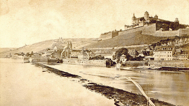 Blick von der Alten Mainbrücke auf das Mainviertel in den 1880er Jahren. In der Bildmitte ist die Einfahrt zum Umlaufkanal zu erkennen, der um die Kirche St. Burkard herum zum Oberlauf des Mains führte. Der Kanal wurde nach 1945 weitgehend verfüllt und bebaut.