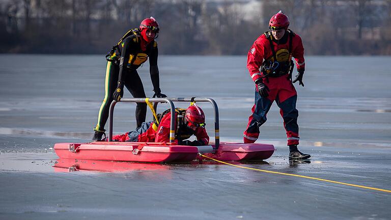 Eine Übung der Wasserwacht am Baggersee: Der Eisrettungsschlitten kommt zum Einsatz. Eine Übung der Wasserwacht am Baggersee: Der Eisrettungsschlitten kommt zum Einsatz. 