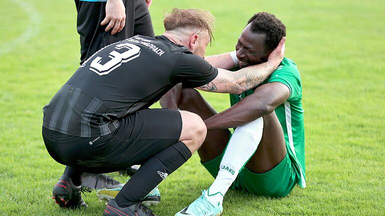 Starke Geste nach dem Abpfiff: Der TSVler Danny Merkel tröstet den völlig niedergeschlagenen FCler Lamin Danso.