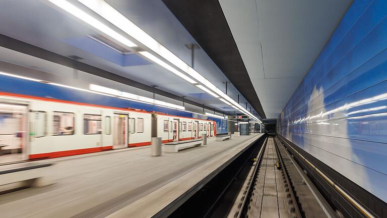 U-Bahnhof in Nürnberg       -  Innenminister Joachim Herrmann (CSU) will Gesichtserkennung durch KI auf öffentlichen Plätzen wie Bahnhöfen stärker zur Fahndung nutzen. (Symbolbild)