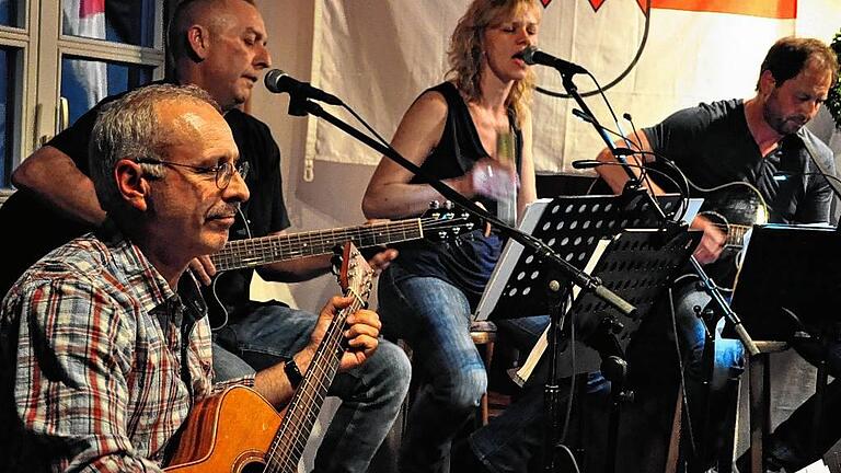 Balladen mit drei Gitarren und Sängerin: M.J.A.M. spielten in Ibind auf.