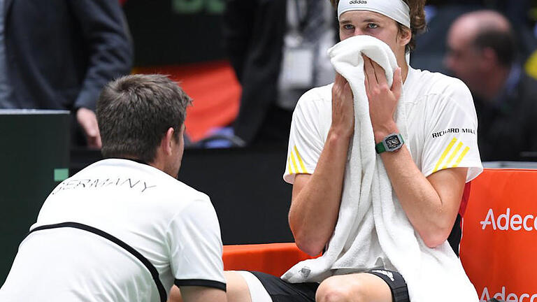 Niederlage       -  Alexander Zverev konnte sein Einzel gegen den Belgier Steve Darcis nicht gewinnen. Foto: Arne Dedert