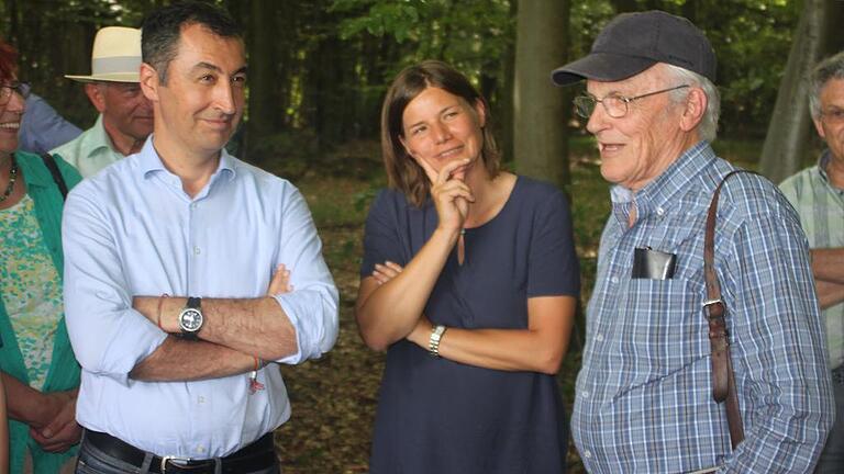 Dr. Georg Sperber, ehemaliger Forstamtsleiter im Ebracher Staatsforst (rechts), fand in seinem Werben für einen Nationalpark Nordsteigerwald bei den beiden Grünen Cem Özdemir und Manuela Rottmann offene Ohren.