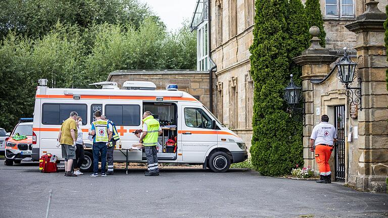 Verlegung: Das Bayerische Rote Kreuz hat am Donnerstag die Bewohnerinnen und Bewohner von Schloss Gleusdorf in Einrichtungen in den umliegenden Landkreisen gebracht.&nbsp;