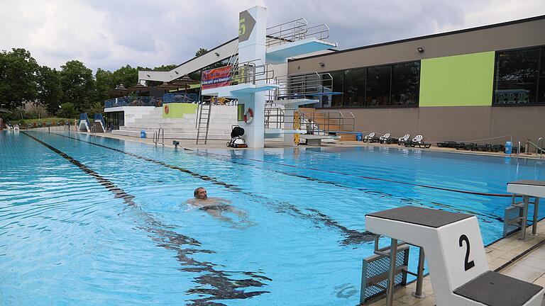 Gibt es in Zukunft kein 50-Meter-Schwimmerbecken mehr im Geomaris-Freibad? Der Stadtrat diskutierte im Rahmen der dringend anstehenden Sanierungsmaßnahme auch über einen Alternativvorschlag, der eine deutliche Verkleinerung der Wasserfläche vorsieht.