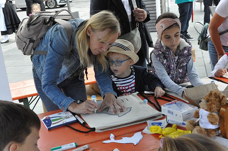 Groß hilft Klein: Beim Malen auf dem Weltkindertag war mächtig was los.