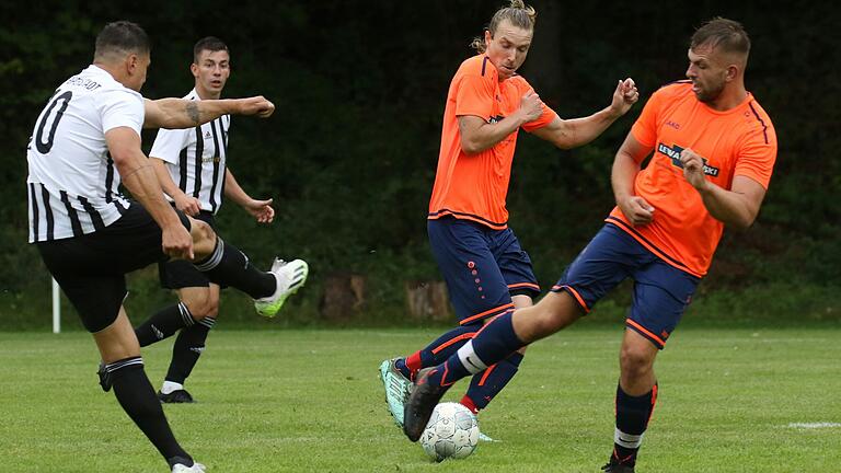 Die einen wollen nicht, die anderen dürfen nicht: Der FC Hopferstadt verzichtet aus sportlichen Gründen auf die Bezirksliga-Relegation, die SG aus Sommerhausen und Winterhausen darf als Spielgemeinschaft nicht um den Aufstieg spielen. Das Bild entstand Anfang August im Kreisliga-Duell von FC (links, Thomas Bayer) und SG (rechts, Julian Kuchinka und Jannik Scheblein).