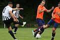 Die einen wollen nicht, die anderen dürfen nicht: Der FC Hopferstadt verzichtet aus sportlichen Gründen auf die Bezirksliga-Relegation, die SG aus Sommerhausen und Winterhausen darf als Spielgemeinschaft nicht um den Aufstieg spielen. Das Bild entstand Anfang August im Kreisliga-Duell von FC (links, Thomas Bayer) und SG (rechts, Julian Kuchinka und Jannik Scheblein).