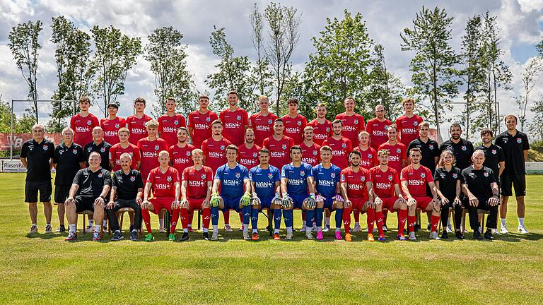 Der TSV Aubstadt in der Saison 2024/25 in der Regionalliga Bayern. Mannschaftsfoto: Unser Foto zeigt jeweils von links: Vordere Reihe: Zweiter Vorsitzender Stefan Abschütz, Erster Vorsitzender Herbert Köhler, Luke Hemmerich, Sam Zander, Julian Schneider, Max Böhnke, Marvin Walter, Vladyslav Vertiei, Timo Pitter, Jannik Reubelt, Yannik Amthor, Physiotherapeutin Alena Haßmüller, Physiotherapeut Gottfried Löser. Mittlere Reihe: Teammanager Günter Schirling, Betreuer Peter Grunau, Betreuer Rene Amberg, Timm Koch, Owen Degelman, Ingo Feser, Max Grimm, Leon Heinze, Christian Köttler, Marvin Weiß, Creighton Braun, Jens Trunk, Marcel Volkmuth, Physiotherapeut Kilian Kuhn,  Co-Trainer Martin Beck, Co-Trainer Alexander Sarwanidi und Trainer Julian Grell. Hintere Reihe: Maximilian Eckstein, Piet Scheurer, Adrian Hatmann, Lukas Mrozek, Nico Ott, Tim Hüttl, Steffen Behr, Lennard Schreiber, Luca Atzori, Marco Nickel, Betreuer Konstantin Härter und Maximilian Stahl.