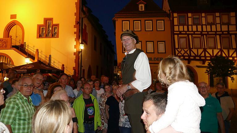 Scharwächter Alfred Dill fand mit seiner ersten öffentlichen Führung großes Interesse. Hier vor dem historischen Rathaus.