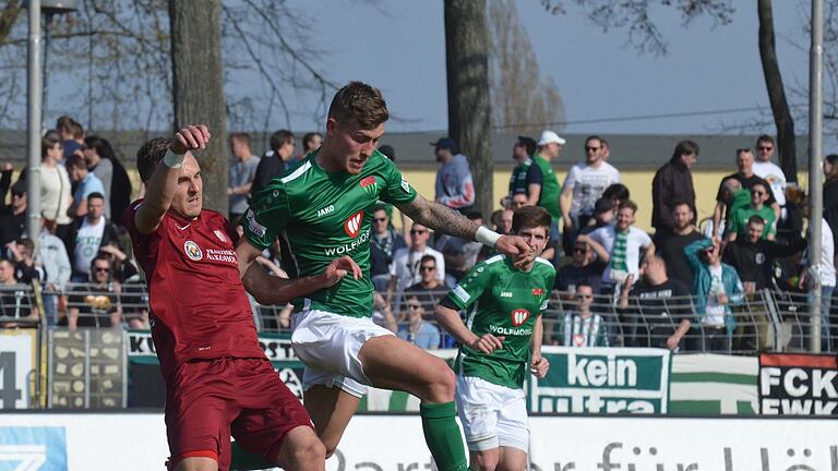 Nicolas Andermatt - Wechselt in Deutschlands dritthöchste Spielklasse: Der bisherige Schweinfurter Nicolas Andermatt (rechts), hier im Duell mit Lukas Riglewski (SV Heimstetten). Nicolas Andermatt - Wechselt in Deutschlands dritthöchste Spielklasse: Der bisherige Schweinfurter Nicolas Andermatt (rechts), hier im Duell mit Lukas Riglewski (SV Heimstetten).