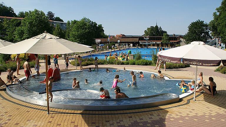 Eine Sanierung des Freibades beschäftigt den Eltmanner Stadtrat seit Jahren. Ob daraus ein Kombibad wird oder ob in der Nachbarschaft ein Hallenbad entstehen soll, in diese Diskussion will Bürgermeister Michael Ziegler erst einsteigen, wenn Kostenschätzungen vorliegen.