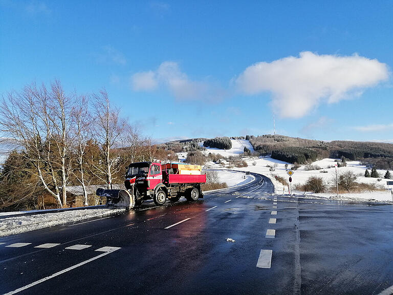 Mit dem Schneepflug musste die Kreuzbergstraße geräumt werden.