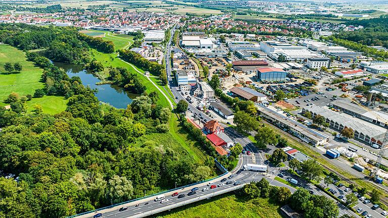 Stau wird für Schweinfurts Autofahrer im Sommer etwas Normales: Auf der Luftaufnahme ist die Kreuzung am Sennfelder Bahnhof zu sehen. Wegen der Sperrung der Hahnenhügelbrücke wird der Verkehr durch den Hafen geleitet, auf der Maxbrücke wird gleichzeitig der Gehweg stadtauswärts saniert.