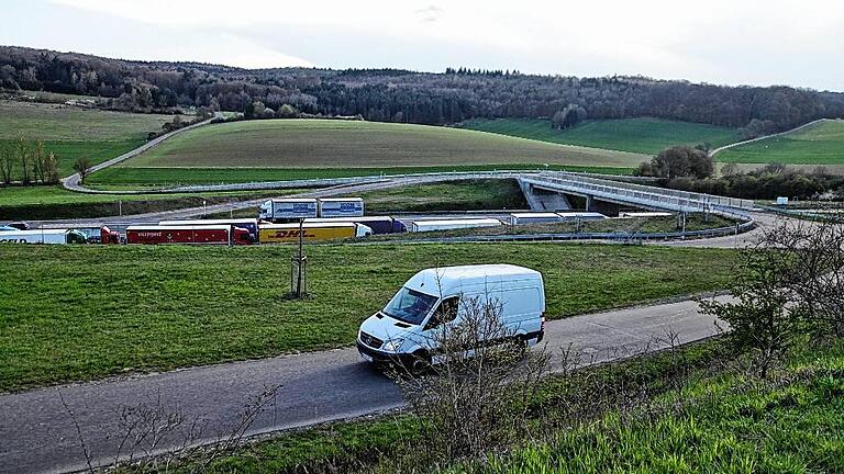 Blick auf die derzeitige Situation: Oberhalb der Behelfsauffahrt der A 3 bei Waldbrunn lagern im Hügel mit dem Staatswald (Hintergrund) gewaltige Gipsvorkommen, die die Firma Knauf in den nächsten 50 Jahren abbauen möchte. An der Behelfsauffahrt sollen der Tunneleinstieg für den Abbau unter Tage sowie Verladesilos und das Sozialgebäude entstehen.