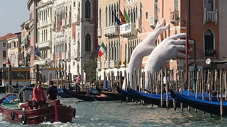 &bdquo;Support&ldquo; hat Lorenzo Quinn seine Installation mit den aus dem Wasser ragenden zwei Händen, die einen Palast in Venedig stützen, genannt.