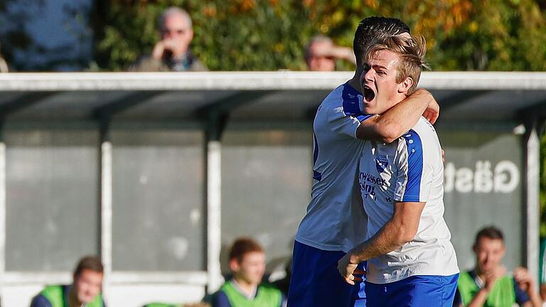 Jubel bei Julian Horn (links) und Tillmann Schäfer vom TSV Unterpleichfeld. Schäfer erzielte die frühe Führung für den TSV im Landesliga-Auswärtsspiel bei der FT Schweinfurt. Jubel bei Julian Horn (links) und Tillmann Schäfer vom TSV Unterpleichfeld. Schäfer erzielte die frühe Führung für den TSV im Landesliga-Auswärtsspiel bei der FT Schweinfurt.