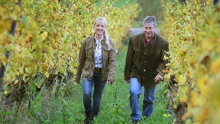 Der Weg zum Bioweingut war beschwerlich. Heute sind Nicole und Gerhard Roth gerne in den ökologisch bewirtschafteten Weinbergen unterwegs.