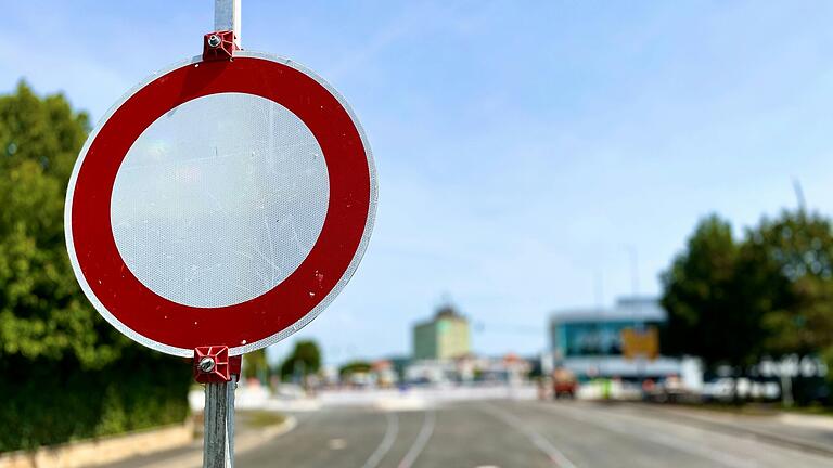 Nicht alle Verkehrsteilnehmer haben sich an die Beschilderung gehalten. Vereinzelt steuerten Autofahrer mitten in die Bauarbeiten. Nicht alle Verkehrsteilnehmer haben sich an die Beschilderung gehalten. Vereinzelt steuerten Autofahrer mitten in die Bauarbeiten.