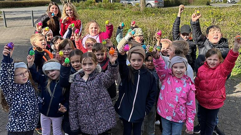 Ostereierspaß an der Sinngrundschule: SMV begeistert Grundschüler mit liebevoller Aktion. Ostereierspaß an der Sinngrundschule: SMV begeistert Grundschüler mit liebevoller Aktion.