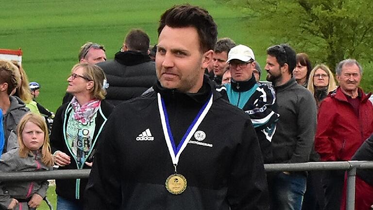 Nach eineinhalb Jahren werden sich die Wege von Trainer Alexander Leicht (im Bild) und dem SV Burgwallbach/Bad Neustadt zur Winterpause trennen. Nach eineinhalb Jahren werden sich die Wege von Trainer Alexander Leicht (im Bild) und dem SV Burgwallbach/Bad Neustadt zur Winterpause trennen.