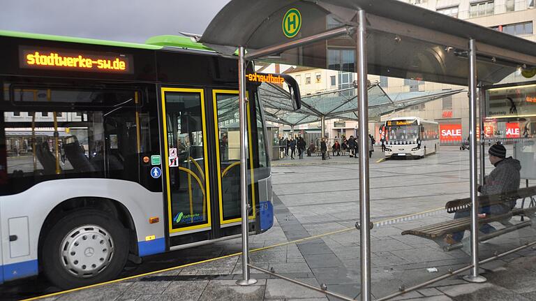 Die Stadtwerke strichen Anfang des Jahres einige Fahrten der Busse in Schweinfurt, was für Proteste sorgte und später teilweise zurückgenommen wurde.