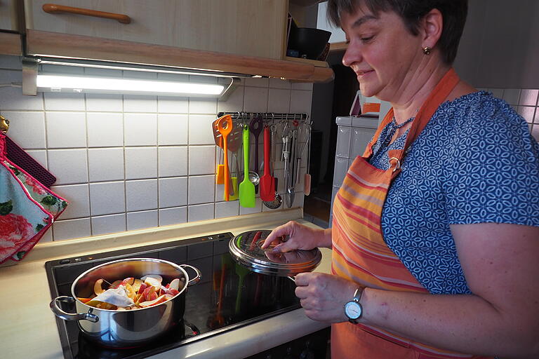 Deckel drauf beim Kochen, aber immer wieder nachsehen und umrühren. Damit nichts anbrennt, kann mehr Wasser oder Apfelsaft nachgegeben werden.&nbsp;