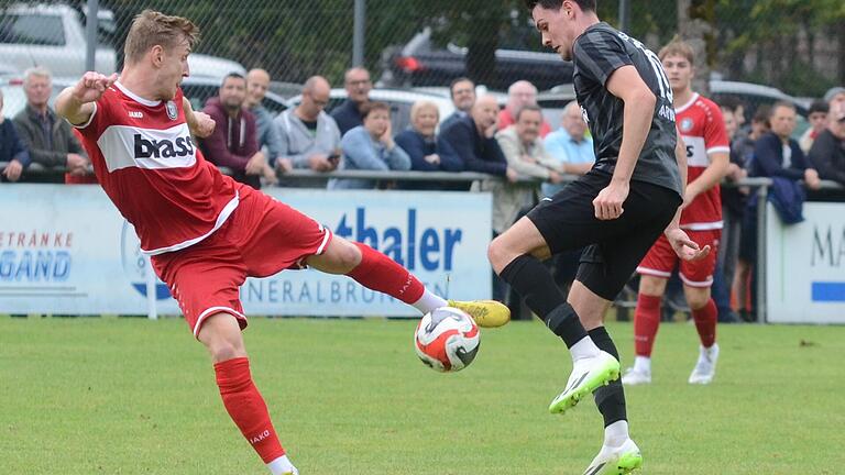 Den Ball im Blick: Marco Schiebel, spielender Co-Trainer der TuS Frammersbach, und der Karlburger Jan Martin (rechts).