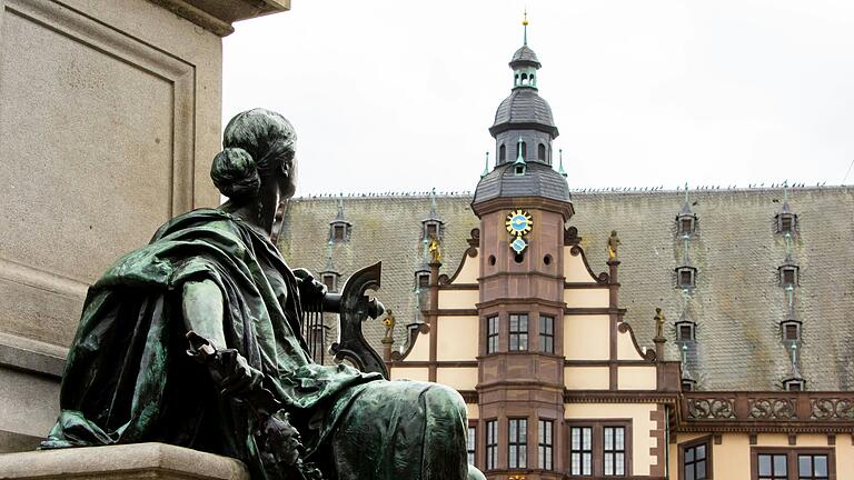 Der Blick über das Rückert-Denkmal in Richtung Rathaus auf dem Marktplatz in Schweinfurt.