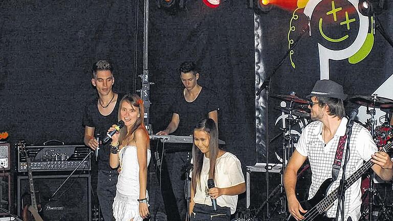 Tolle Stimmung: Die Band „Blackout“ sorgte am Samstagabend beim Hüttenfest der Haßberg-Rancher für tolle Stimmung. Tolle Stimmung: Die Band „Blackout“ sorgte am Samstagabend beim Hüttenfest der Haßberg-Rancher für tolle Stimmung.