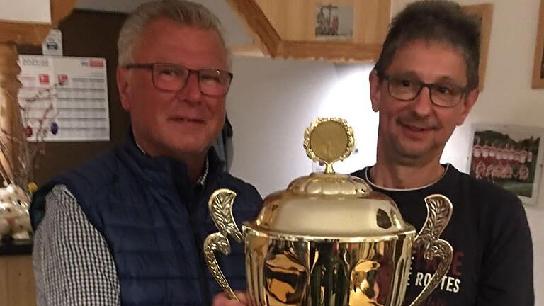 Die Siegerehrung bei der Neuendorfer Schafkopf-Dorfmeisterschaft.