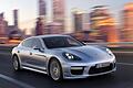 Porsche Panamera       -  Kann bald auch an der Steckdose betankt werden: Mit dem neuen Plug-in-Hybridantrieb soll der Porsche Panamera bis zu 36 Kilometer rein elektrisch fahren können. Foto: Porsche