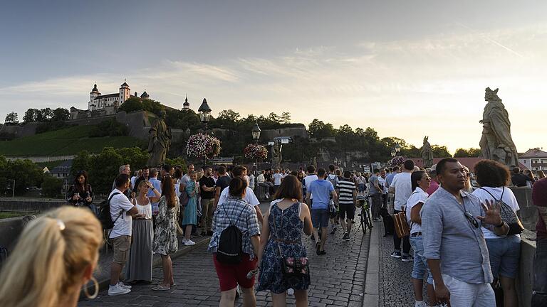 Kaum ist das Wetter schön, wie hier am 18. Juli dieses Jahres, bevölkern zahlreiche Menschen die Alte Mainbrücke in Würzburg.