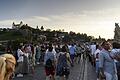 Kaum ist das Wetter schön, wie hier am 18. Juli dieses Jahres, bevölkern zahlreiche Menschen die Alte Mainbrücke in Würzburg.