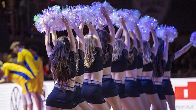 Die s.Oliver Dancers der Würzburger Erstliga-Basketballer mal freizügig in extrem knappen Miniröcken... Die s.Oliver Dancers der Würzburger Erstliga-Basketballer mal freizügig in extrem knappen Miniröcken...