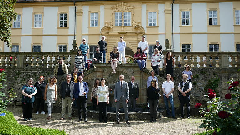 Landrat Wilhelm Schneider mit Teilnehmenden und Verantwortlichen des Kunstpreises 2020 vor Schloss Oberschwappach. Landrat Wilhelm Schneider mit Teilnehmenden und Verantwortlichen des Kunstpreises 2020 vor Schloss Oberschwappach.