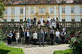 Landrat Wilhelm Schneider mit Teilnehmenden und Verantwortlichen des Kunstpreises 2020 vor Schloss Oberschwappach.