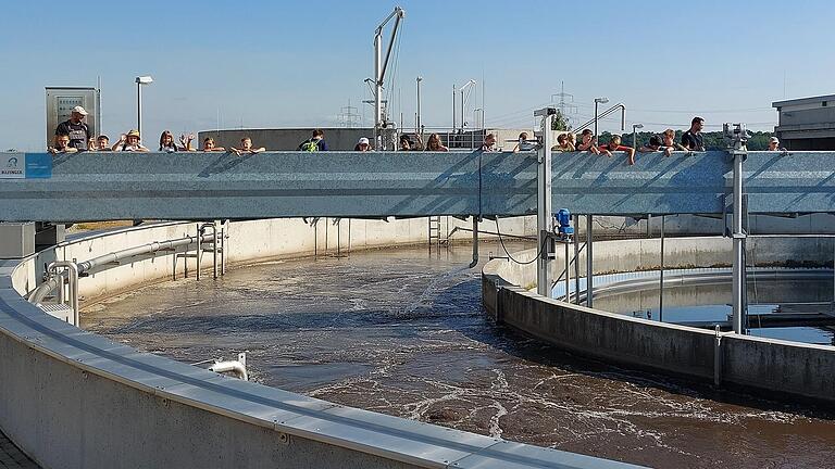 Die Kinder der Klasse 4a auf der Brücke des Belebungsbeckens in der Kläranlage bei Zeilitzheim.