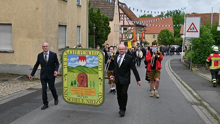 Hinter ihrem Erkennungszeichen und den Aalbachtaler Franken liefen die Feldgeschworenen in einem langen Festzug von der Kirche zur Turnhalle in Kleinrinderfeld. Hinter ihrem Erkennungszeichen und den Aalbachtaler Franken liefen die Feldgeschworenen in einem langen Festzug von der Kirche zur Turnhalle in Kleinrinderfeld.