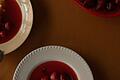 Erdbeerensuppe mit Maisgriesnocken       -  Erdbeersuppe: Mit Stärke und in Zuckerwasser gekochte Erdbeeren erinnern in der Erdbeersuppe schon an Marmelade, mitgekochte Verbene-Blätter (Eisenkraut) sorgen für feine Zitrusnoten.