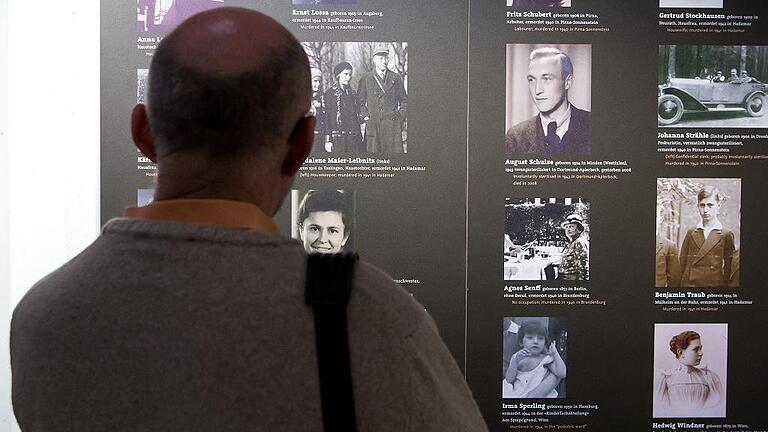 NS-Dokumentationszentrum Mu_nchen       -  Die Ausstellung &bdquo;erfasst, verfolgt, vernichtet. Kranke und behinderte Menschen im Nationalsozialismus&ldquo; ist jetzt in Würzburg zu sehen. Die Universität ringt mit ihrer Mitschuld am Euthanasie-Programm der Nationalsozialisten. Dass sie tief verstrickt ist, weiß sie. Wie tief, weiß sie nicht. Die Vergangenheitsbewältigung beginnt mühsam.SVEN HOPPE, DPA